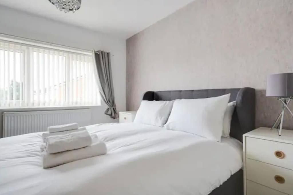 New Build House Near Trafford Centre With Drive Villa Manchester Buitenkant foto