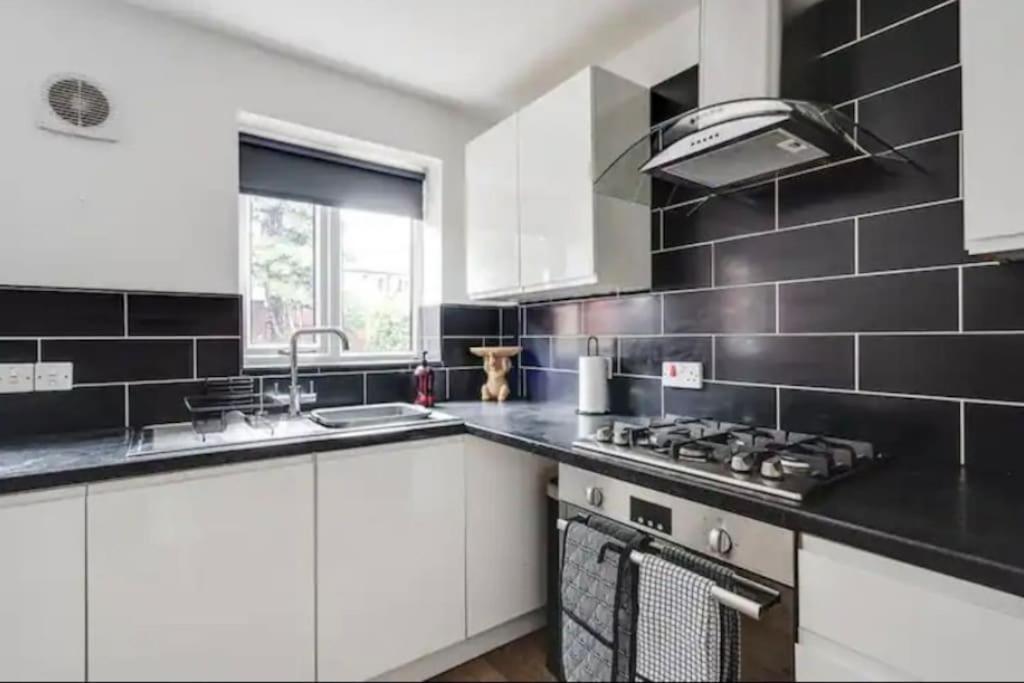New Build House Near Trafford Centre With Drive Villa Manchester Buitenkant foto